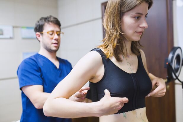 Φορώντας ρούχα συμπίεσης μετά από μεγέθυνση στήθους με υαλουρονικό οξύ