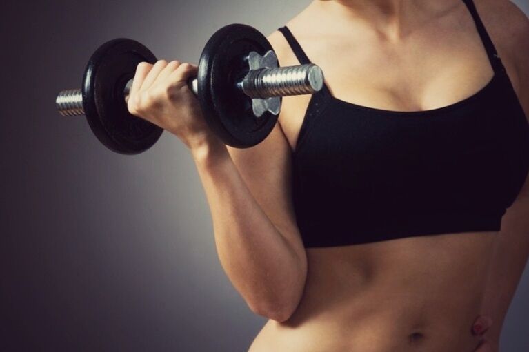 Κάντε ασκήσεις με αλτήρες για να μεγαλώσετε το στήθος σας